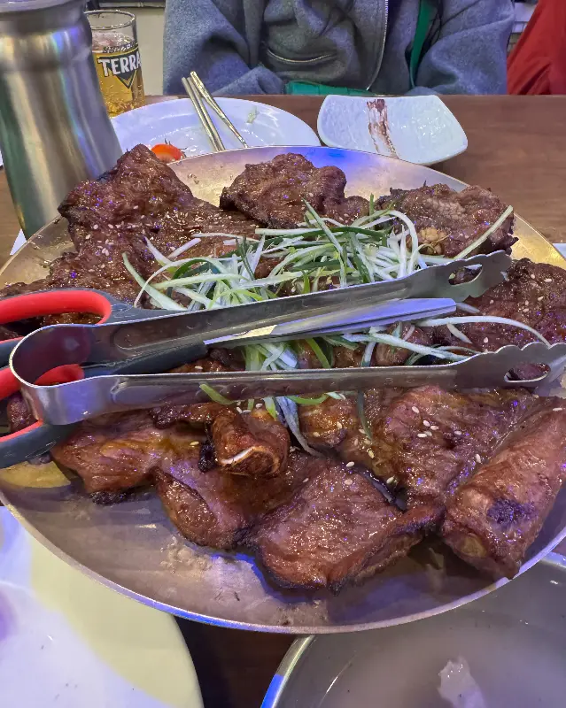 은은한 조명 아래 편안한 분위기를 자아내는 매장 내부