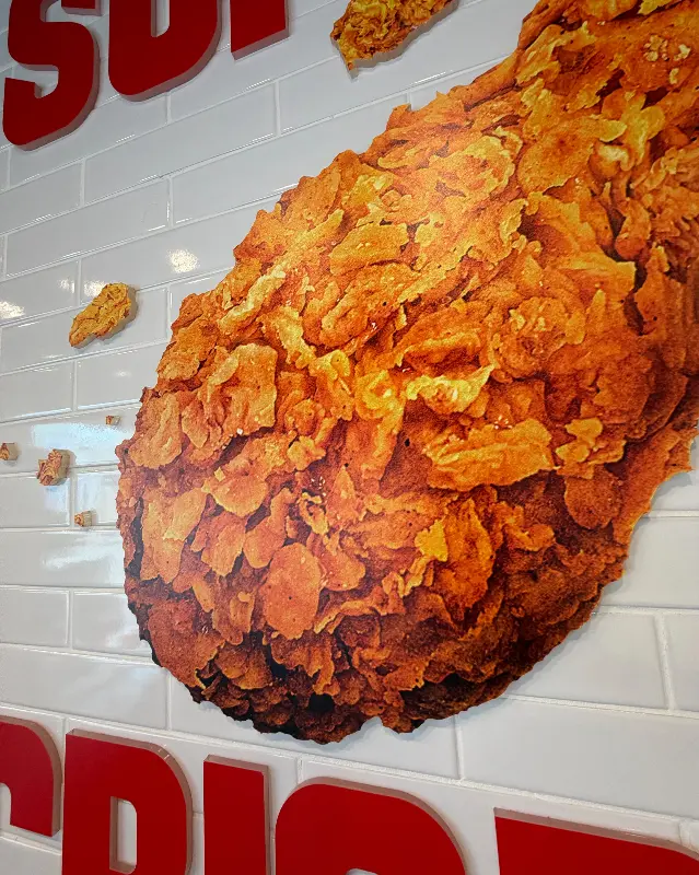 벽면에 붙어있는 거대한 치킨 이미지