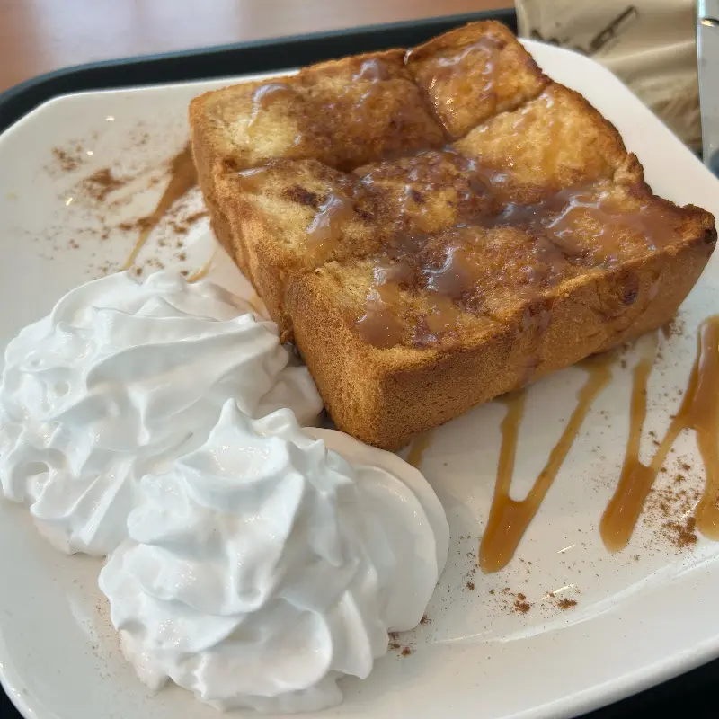 토스트와 생크림 디저트