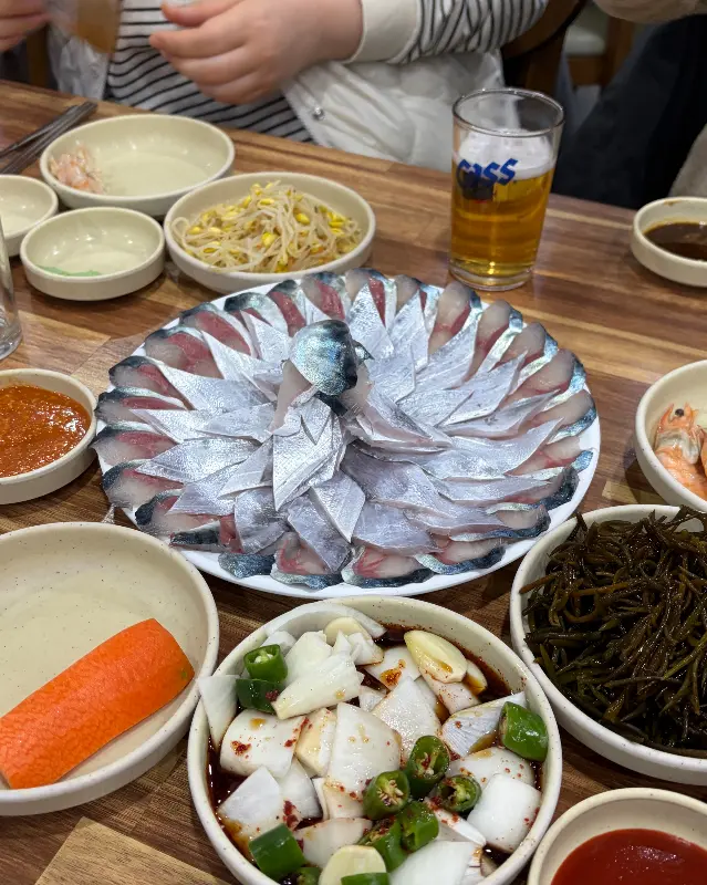 특제 소스에 찍어 먹는 고등어회