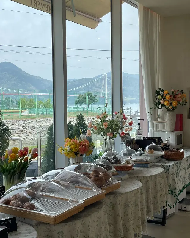 카페 곳곳에 놓인 아기자기한 소품들