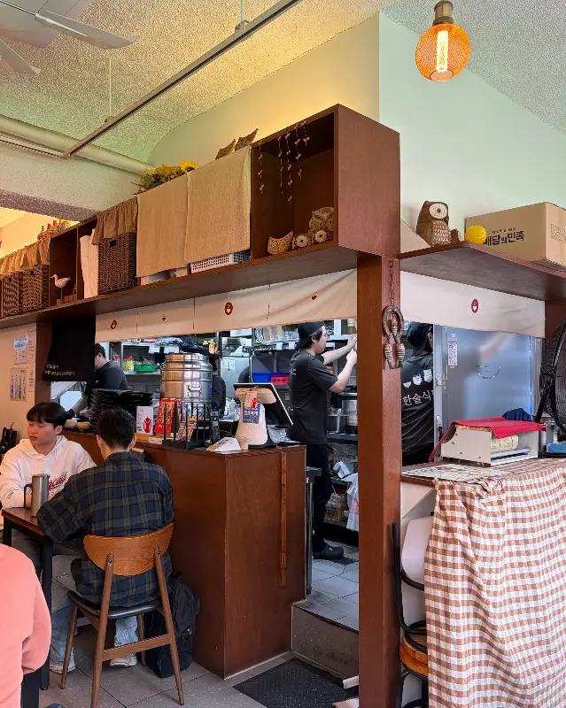 한술식당 내부 인테리어