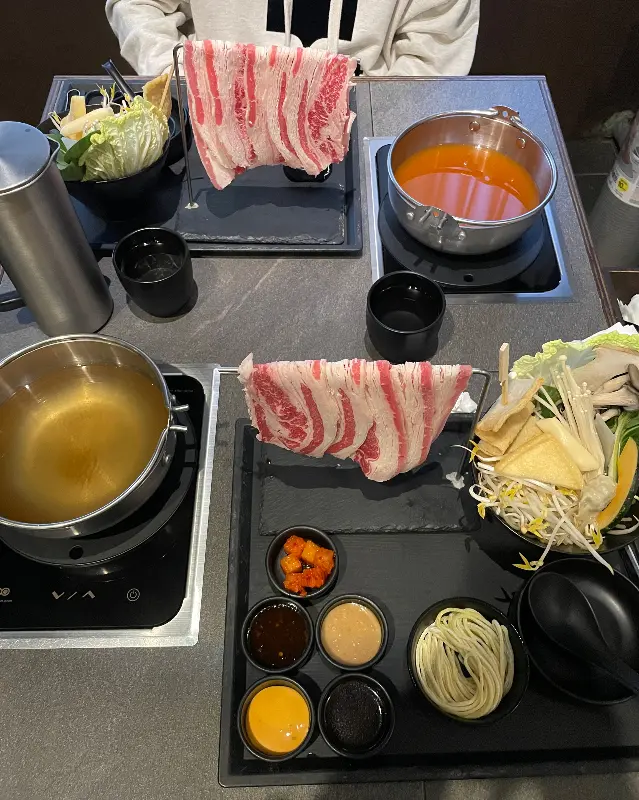 테이블마다 놓인 개인 냄비