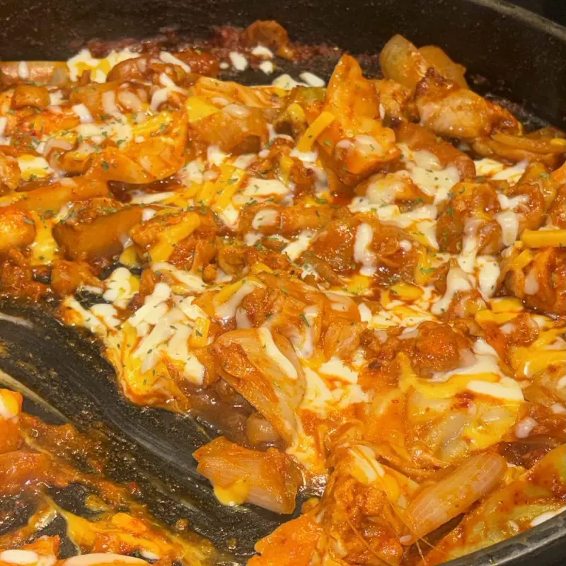 치즈가 듬뿍 올려진 닭갈비
