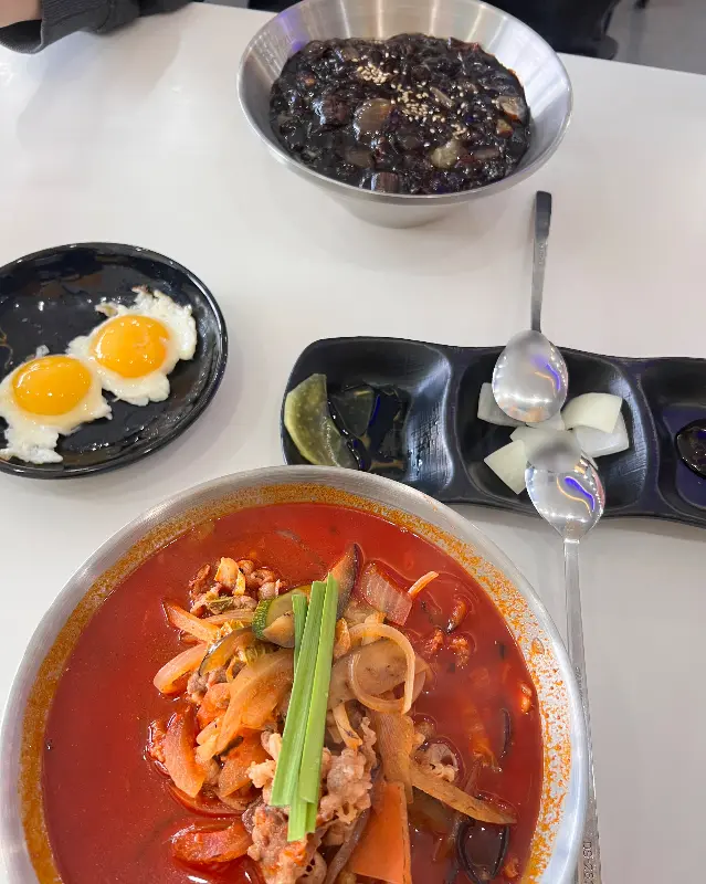 짜장면과 계란 후라이