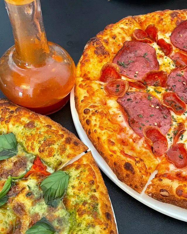 수제 핫소스와 피자의 조화