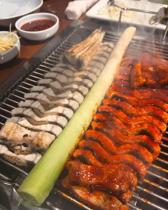 그릴 위 장어와 대파