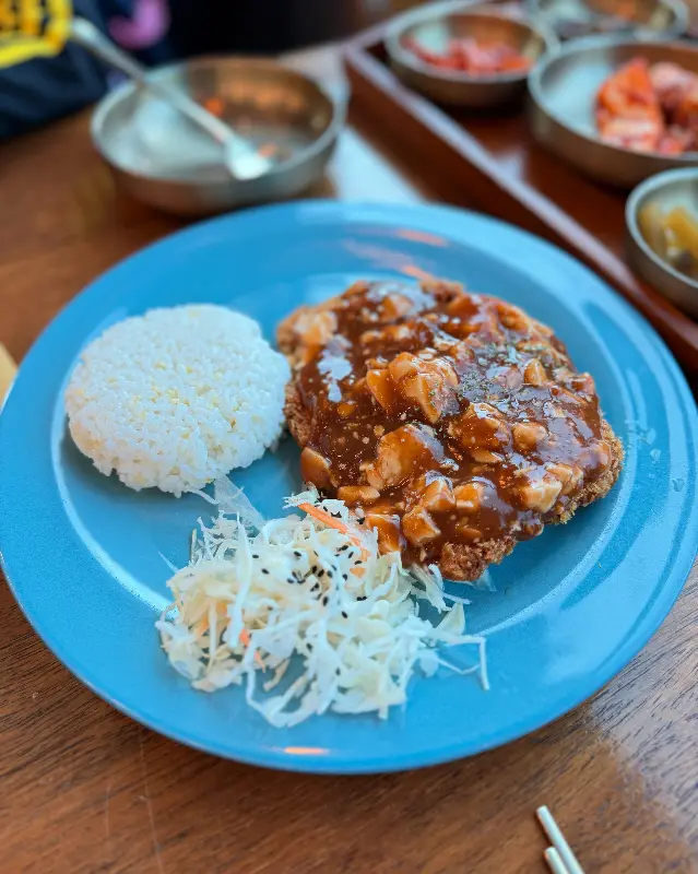 두부 소스가 곁들여진 돈까스