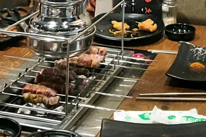 테이블 위 환풍구와 양꼬치 구이