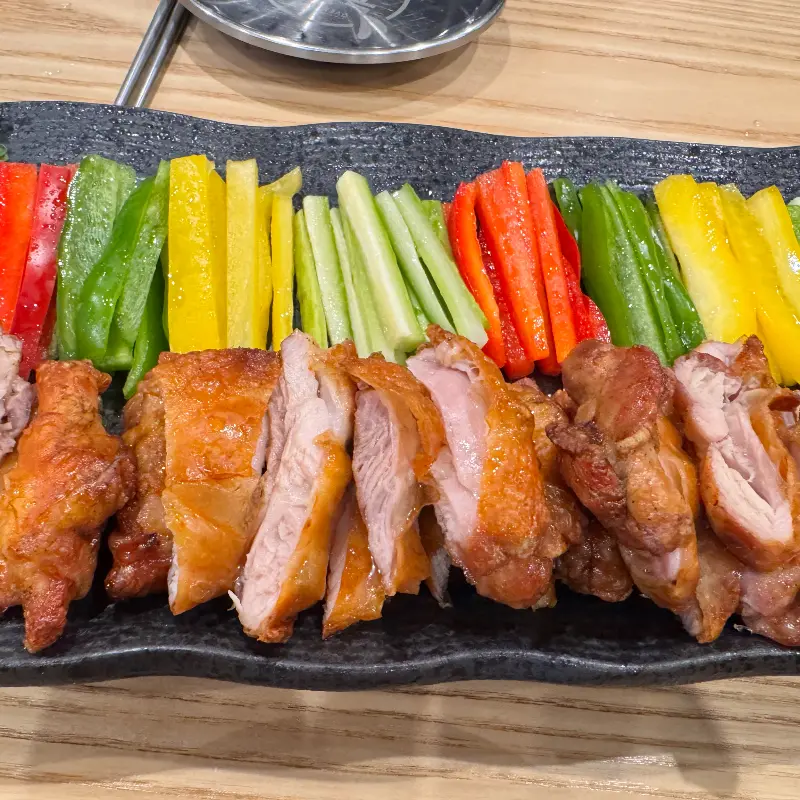 다채로운 색감의 채소가 입맛을 돋우는 쌈닭