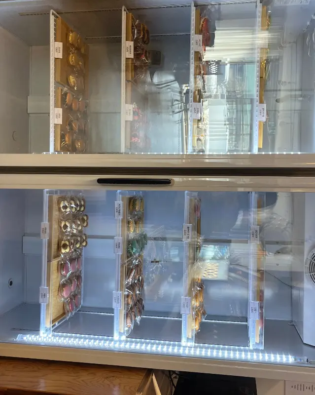 쇼케이스에 진열된 디저트