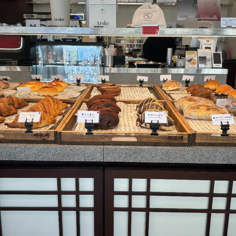 아늑하고 편안한 분위기의 카페 내부