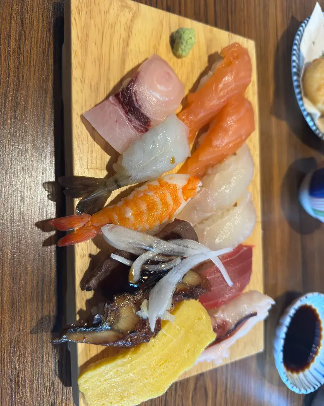 나무 도마 위에 올려진 다양한 종류의 초밥