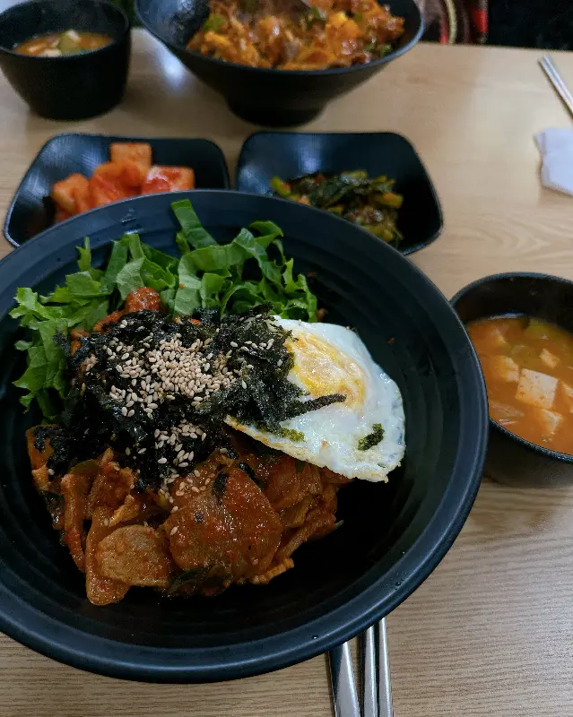 제육덮밥과 반찬