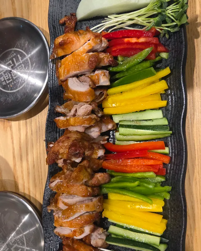 색감의 조화가 아름다운 쌈닭 메뉴