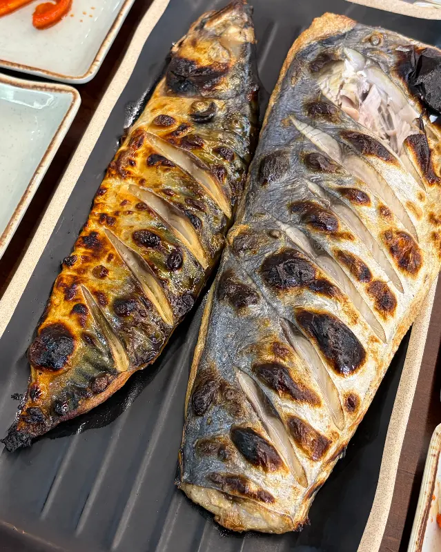 화덕에서 구워 겉바속촉의 정석을 보여주는 고등어구이