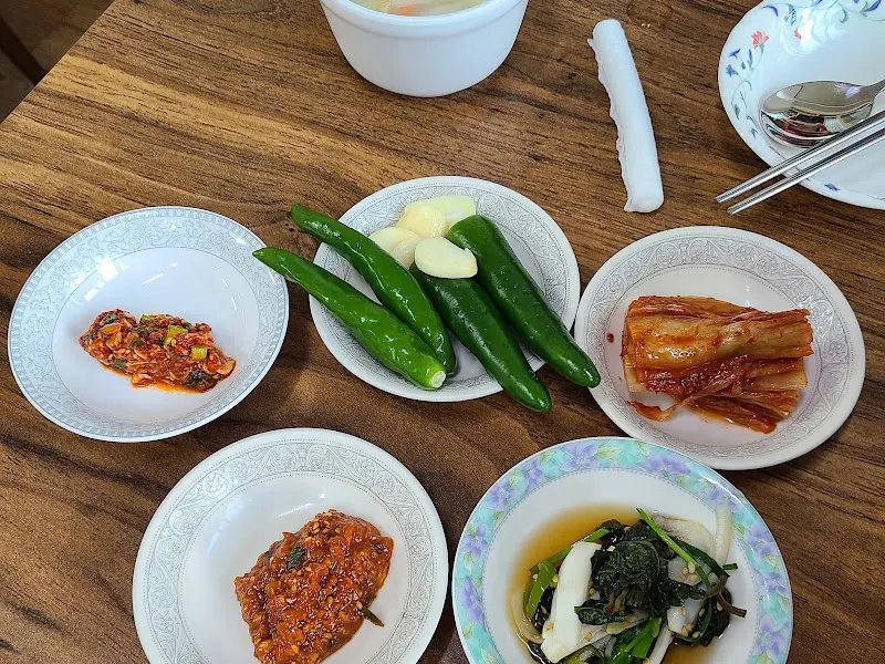 77돌곱창 밑반찬