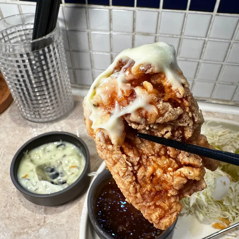 젓가락으로 집어 올린 가라아게