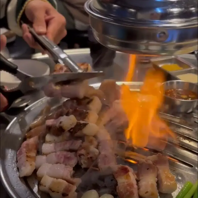 잘 익은 껍데기를 자르는 모습