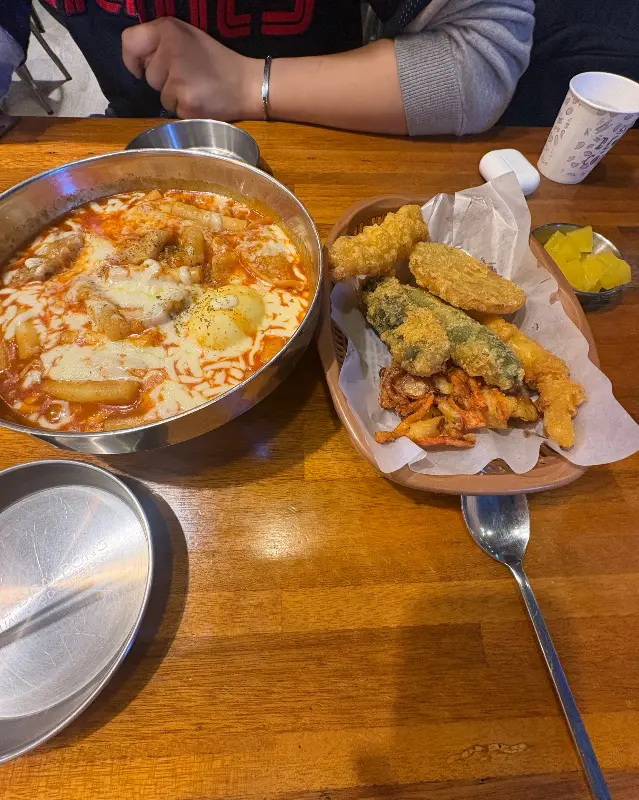 치즈 떡볶이와 모듬 튀김