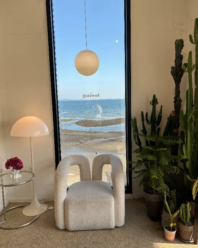 창밖으로 보이는 간월암