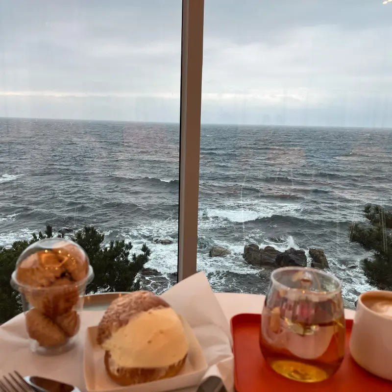 디저트와 음료가 놓인 테이블