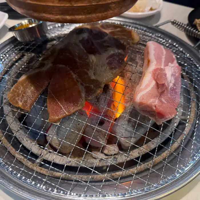 숯불 위에서 익어가는 고기