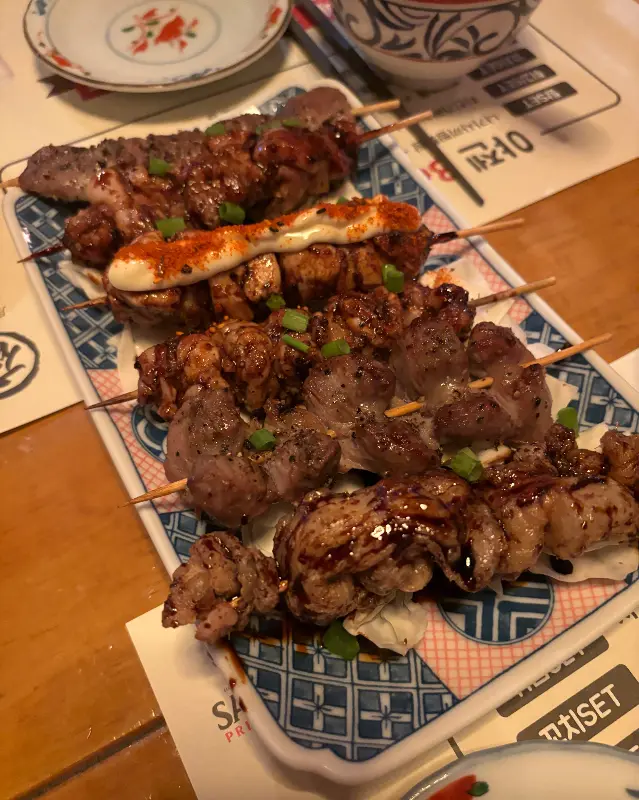 모둠 꼬치의 클로즈업 사진. 다양한 종류의 꼬치들이 먹음직스럽게 구워져 있다.