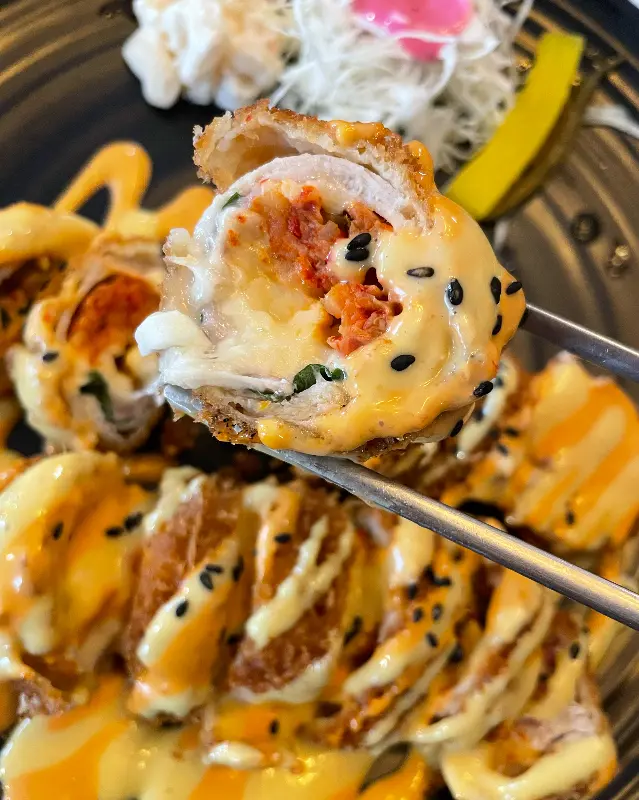 매운 치즈 돈까스 단면