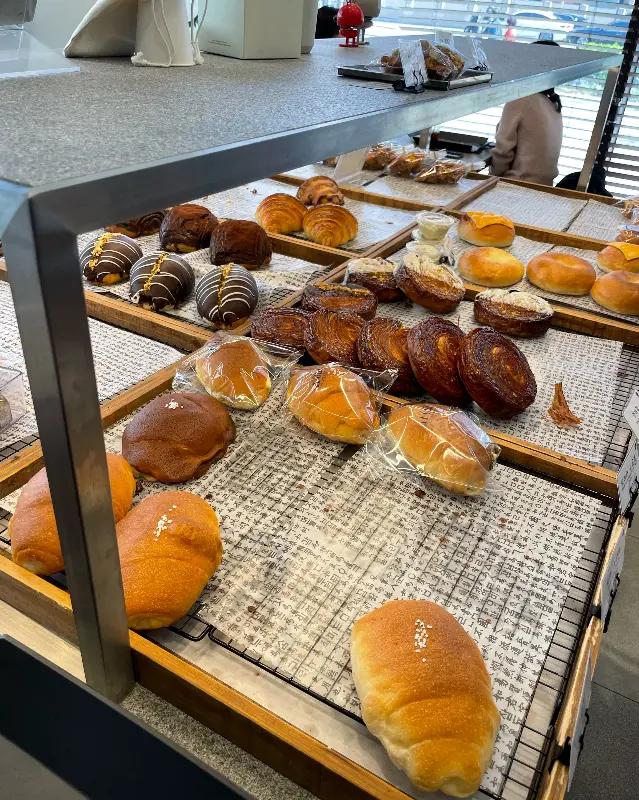다양한 종류의 빵들이 진열된 모습