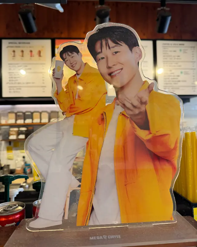 메가커피 매장 내 손흥민 선수 사진