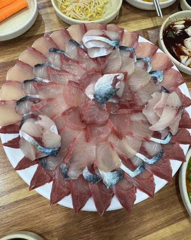 고등어회와 광어회의 조화