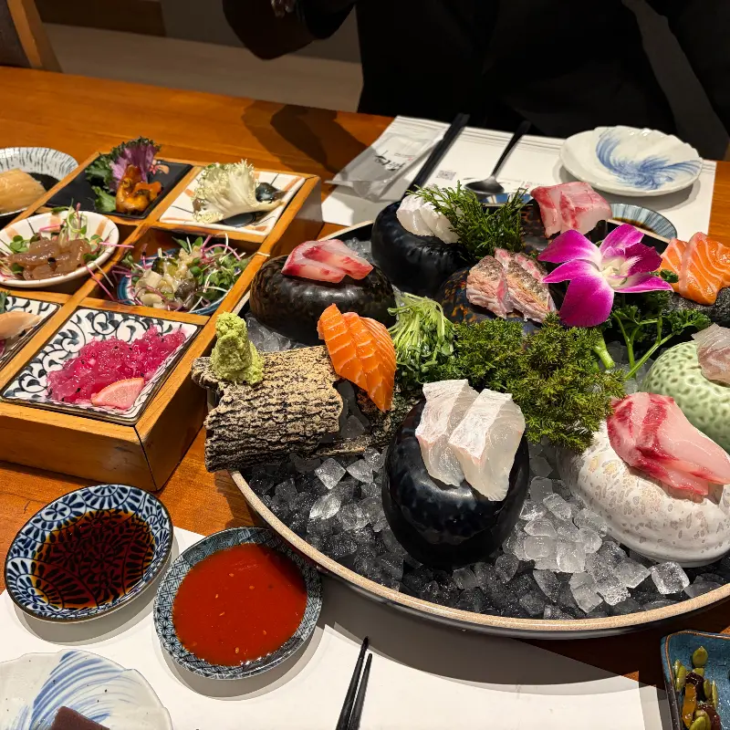 아름다운 플레이팅이 돋보이는 해산물 모듬