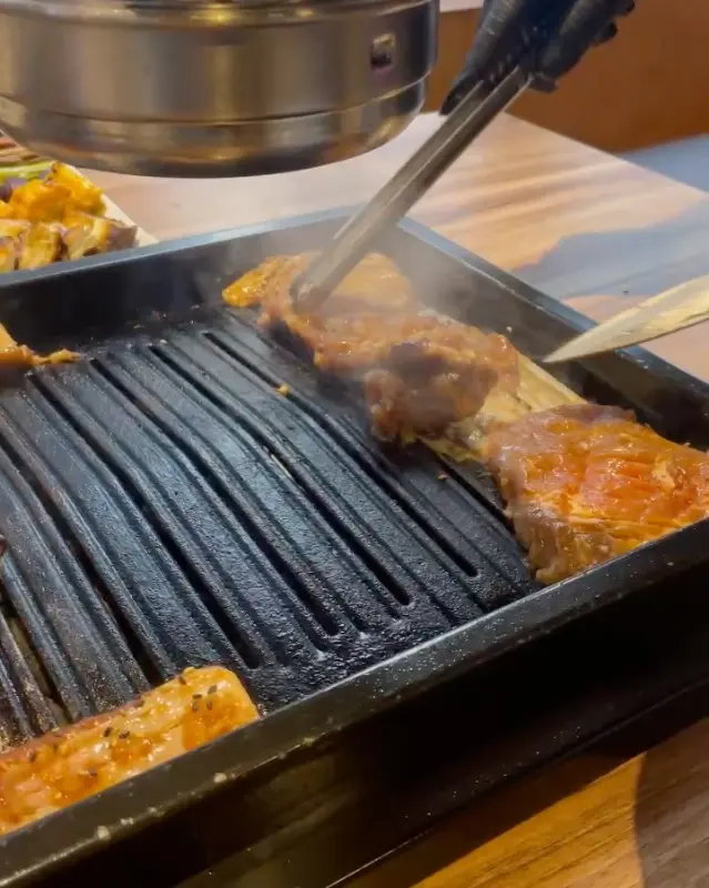 직원이 고기를 굽는 모습