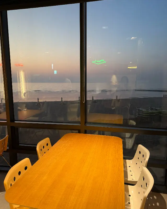 저녁 노을이 지는 바다 풍경