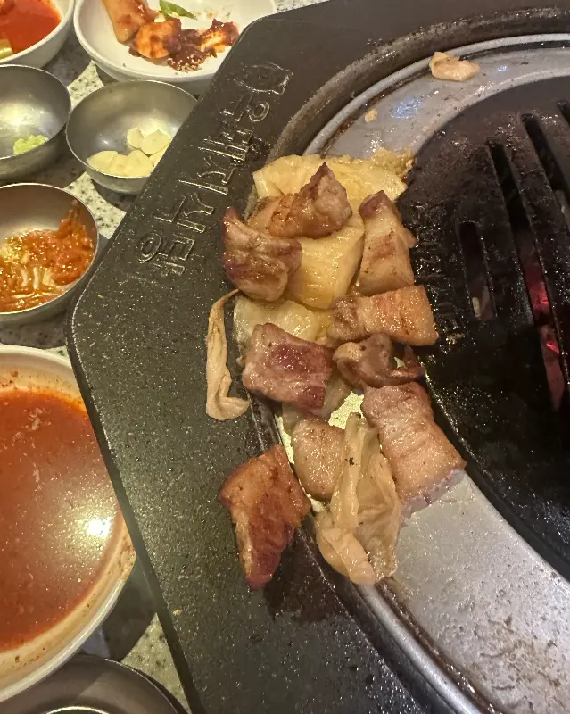 불판 위에서 익어가는 삼겹살