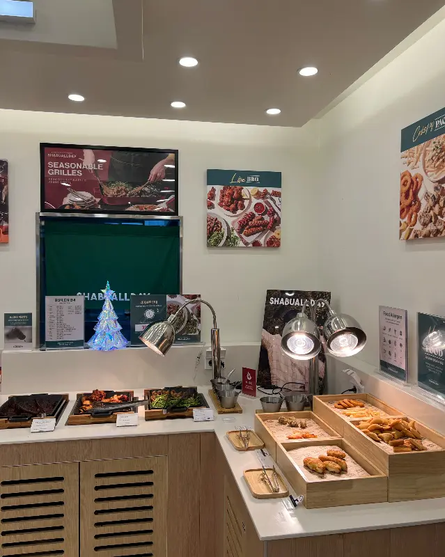 깔끔하게 정리된 음식 코너