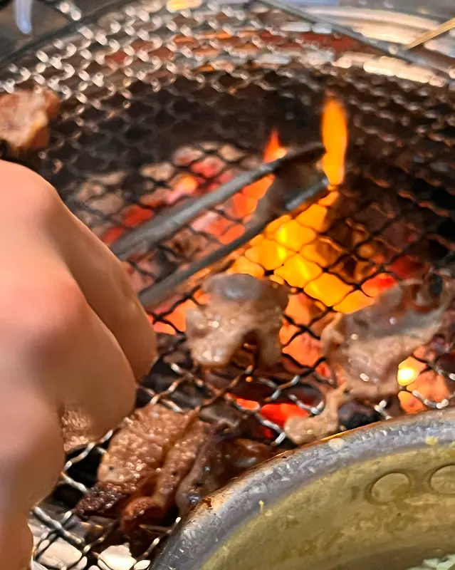 숯불 위에서 익어가는 고기