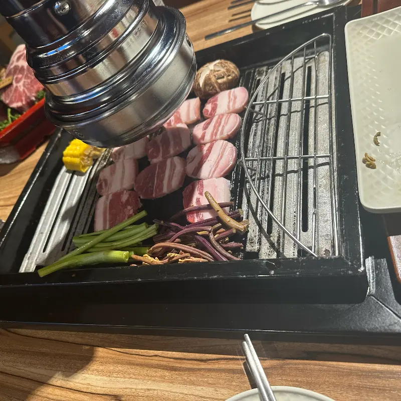 불판 위에서 익어가는 고기