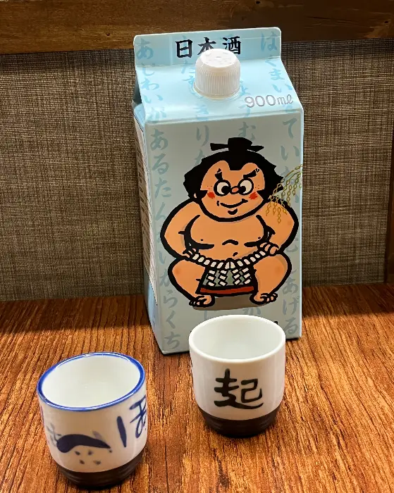 여러 종류의 하이볼과 사케 잔