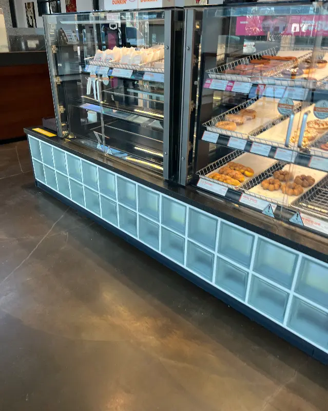 다양한 종류의 도넛이 진열된 쇼케이스