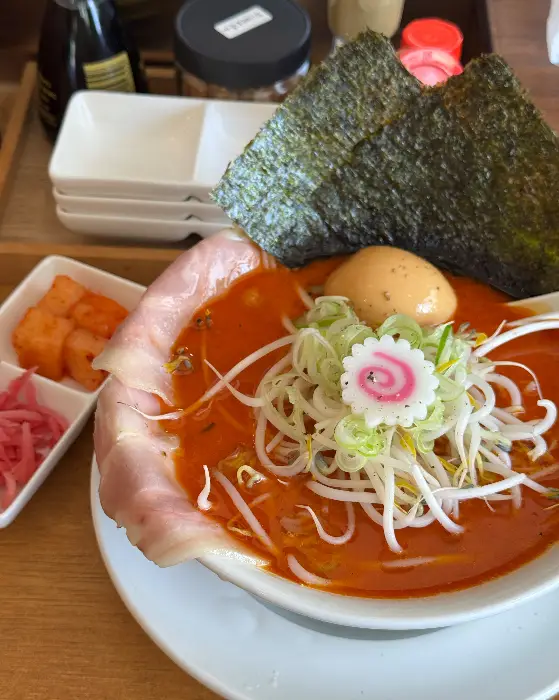풍성한 고명과 함께 나온 라멘