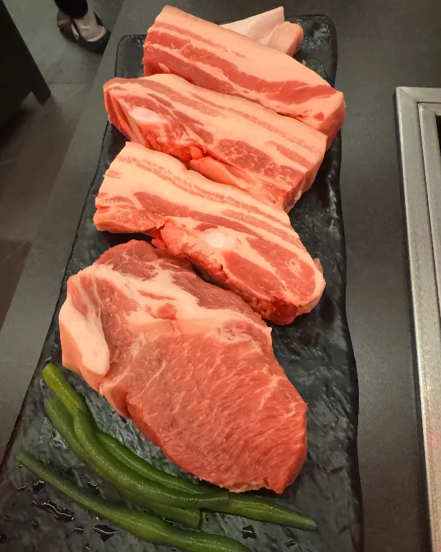 신선함이 느껴지는 흑돼지 오겹살