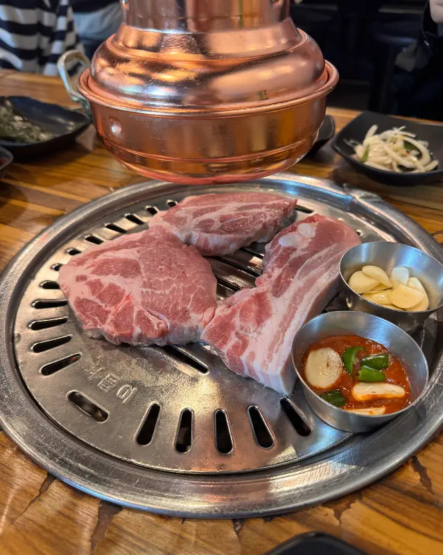 불판 위에 올려진 근고기 모듬