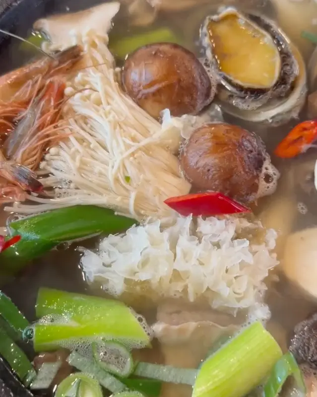 싱싱한 전복이 들어간 능이전복갈비전골