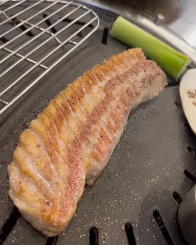 숯불 위에서 익어가는 목살