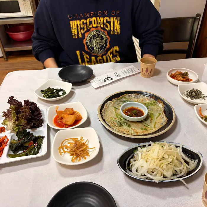 테이블 가득 차려진 다양한 밑반찬들