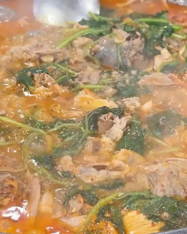 참나물과 함께 순대고기전골을 즐기는 모습