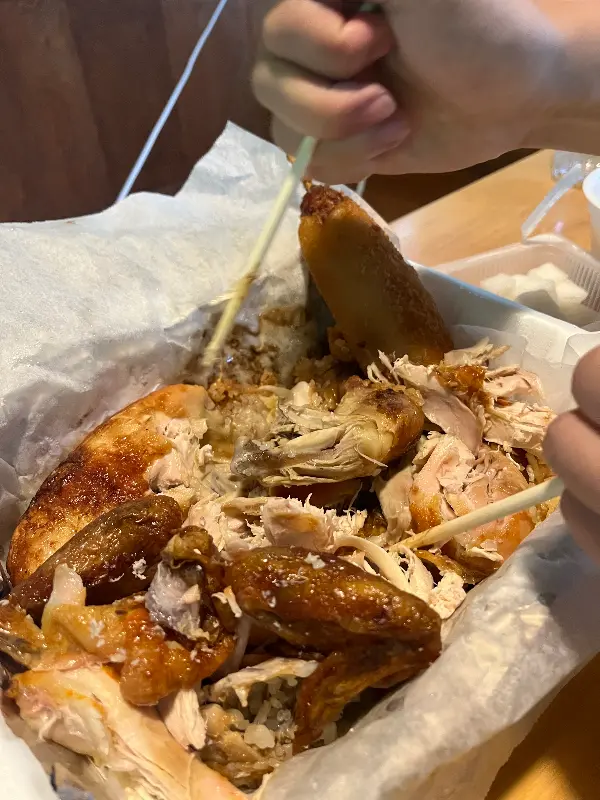 젓가락으로 닭 해체 작업