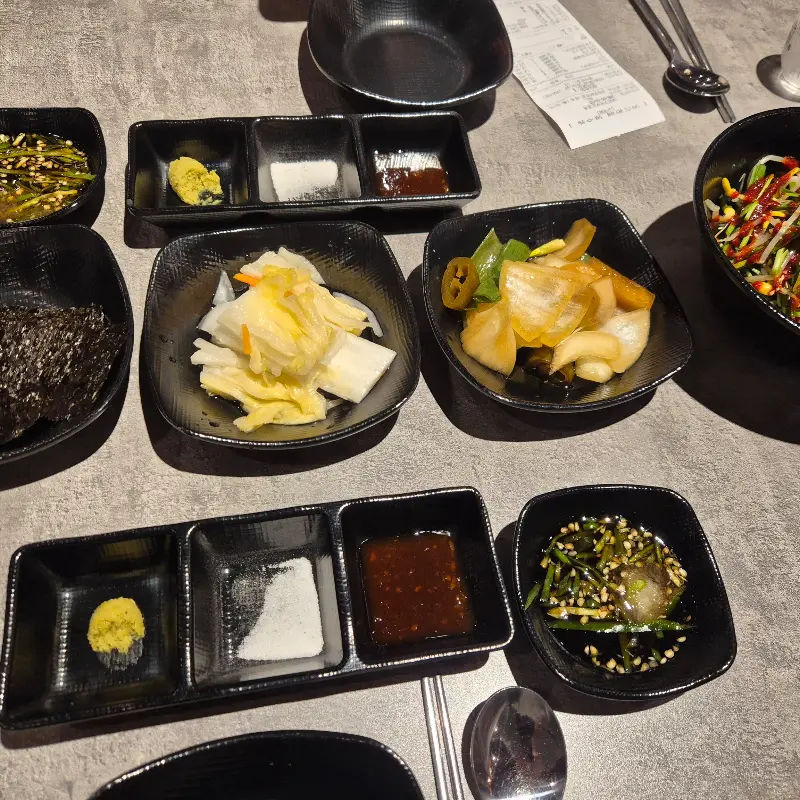 다양한 소스와 밑반찬, 취향따라 즐겨봐!